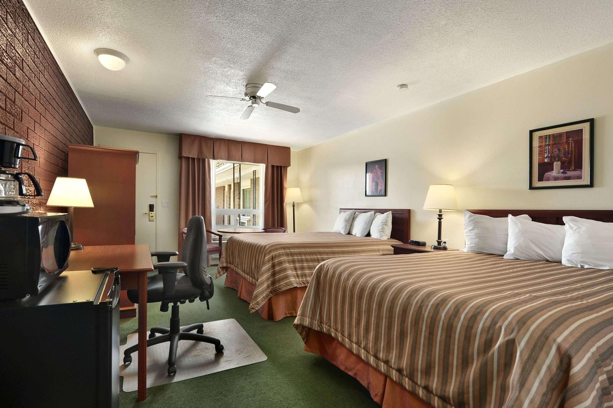 Travelodge By Wyndham Simcoe Exterior photo