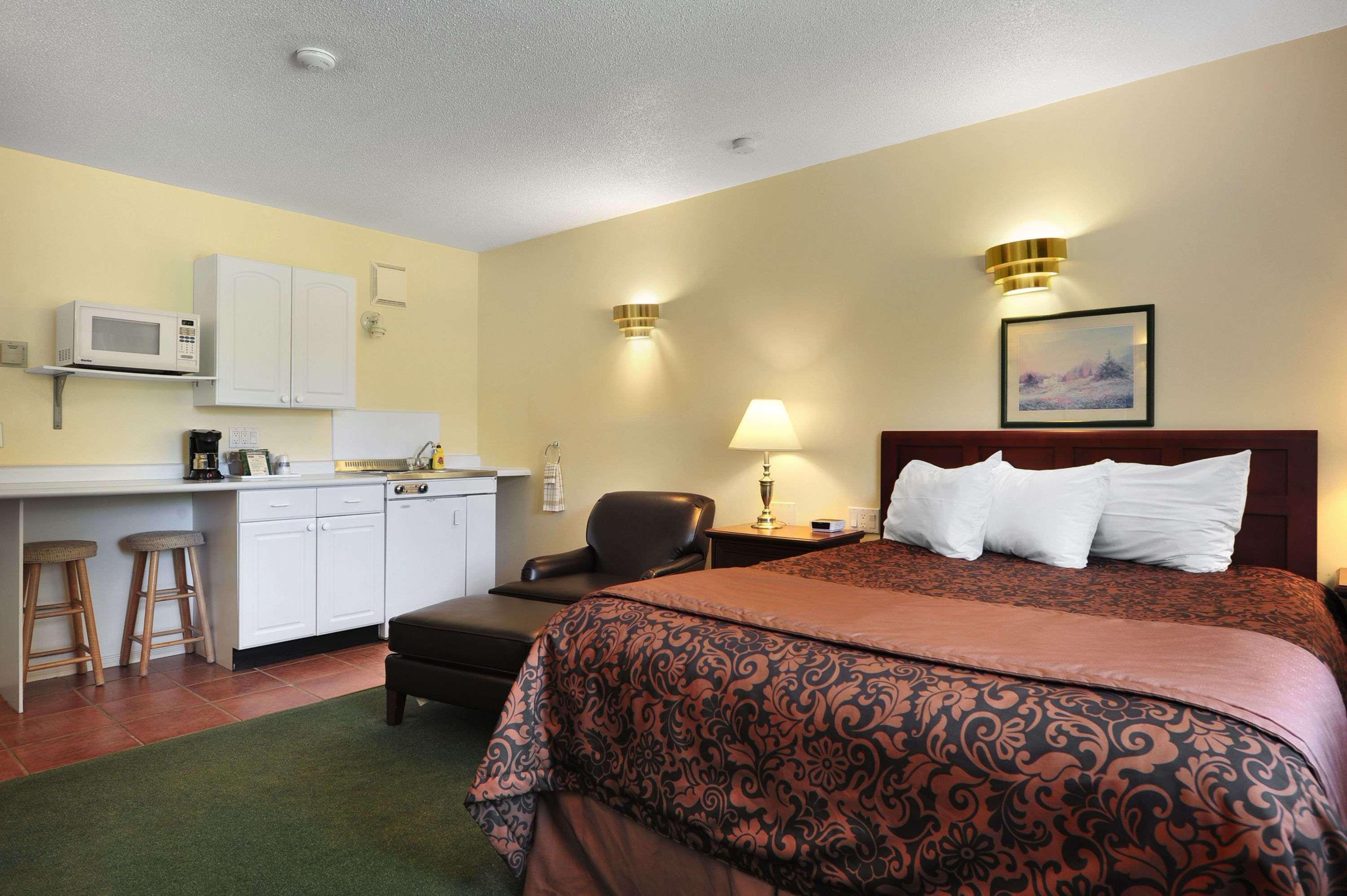 Travelodge By Wyndham Simcoe Exterior photo