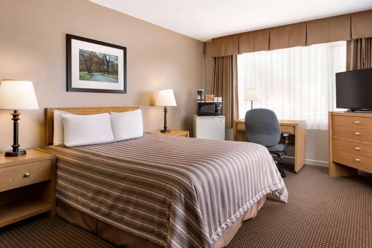 Travelodge By Wyndham Simcoe Exterior photo
