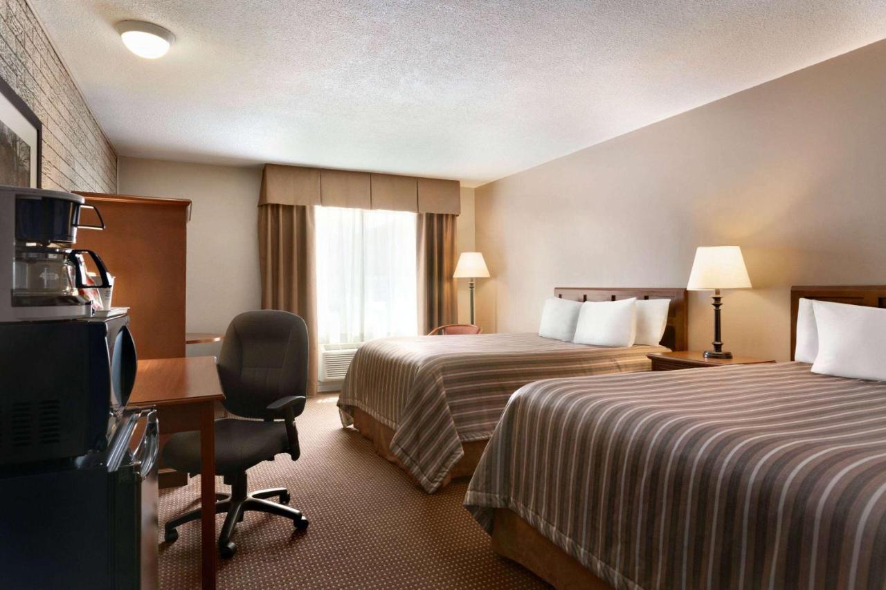 Travelodge By Wyndham Simcoe Exterior photo